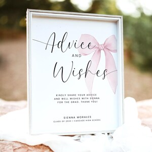 Peut inclure: Un panneau encadr&eacute; avec les mots "Advice and Wishes" en &eacute;criture &eacute;l&eacute;gante, orn&eacute; d'un n&oelig;ud rose &agrave; l'aquarelle. Le panneau comprend un texte invitant les invit&eacute;s &agrave; partager des conseils et des v&oelig;ux pour Sienna Morales, Classe de 20XX, Cascade High School.