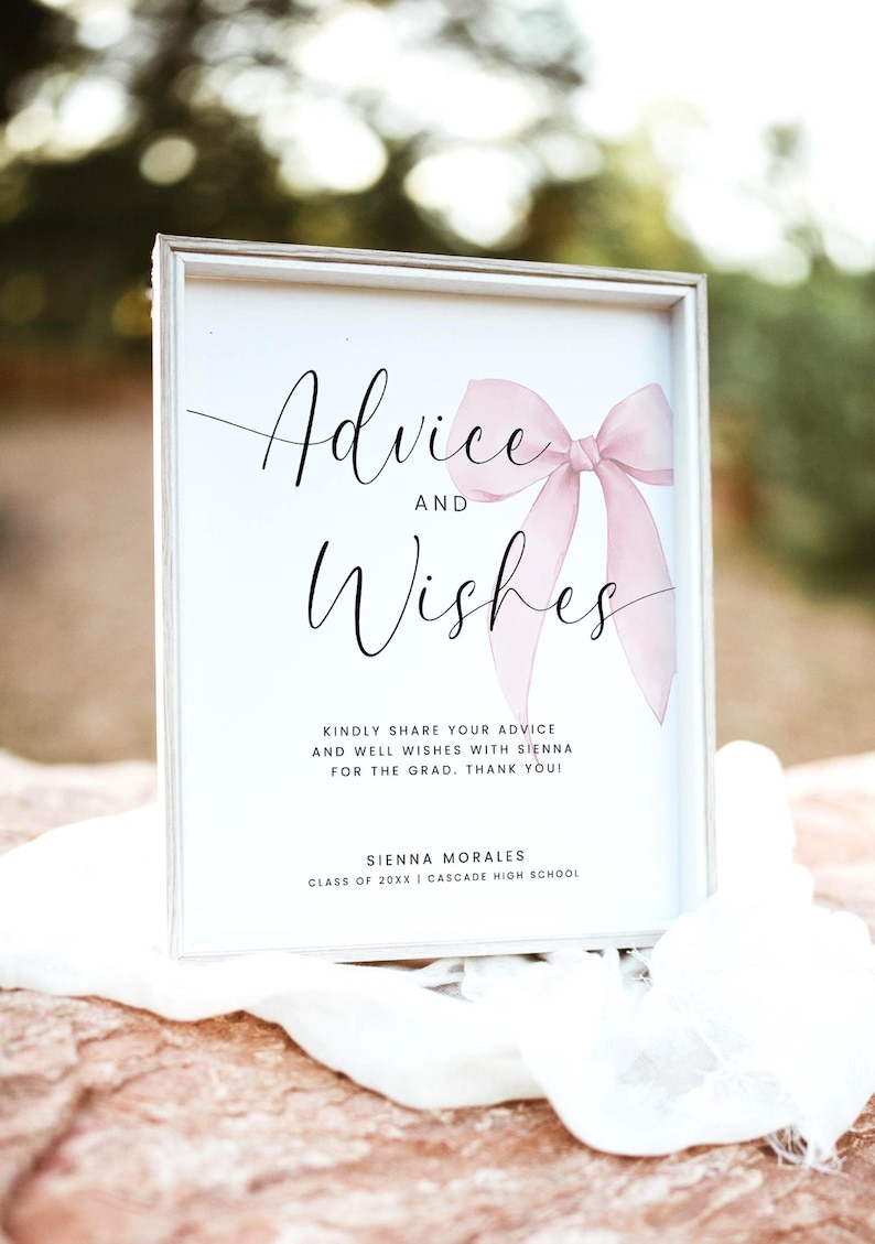 Peut inclure: Un panneau encadr&eacute; avec les mots "Advice and Wishes" en &eacute;criture &eacute;l&eacute;gante, orn&eacute; d'un n&oelig;ud rose &agrave; l'aquarelle. Le panneau comprend un texte invitant les invit&eacute;s &agrave; partager des conseils et des v&oelig;ux pour Sienna Morales, Classe de 20XX, Cascade High School.