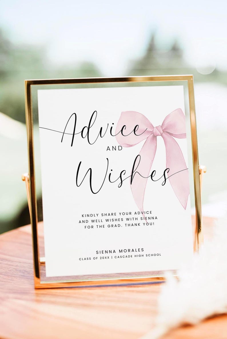 Peut inclure: Panneau encadr&eacute; avec l'inscription "Advice and Wishes" dans une &eacute;criture &eacute;l&eacute;gante, orn&eacute; d'un n&oelig;ud rose clair. Le panneau invite &agrave; partager des conseils et des v&oelig;ux pour Sienna Morales, dipl&ocirc;m&eacute;e du lyc&eacute;e Cascade.