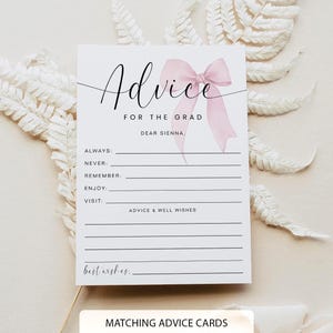 Peut inclure: Carte de conseils blanche pour un dipl&ocirc;m&eacute; avec le mot "Advice" en &eacute;criture &eacute;l&eacute;gante et une illustration d'un n&oelig;ud rose. La carte comprend des invites pour des conseils et des v&oelig;ux, avec le texte "Dear Sienna" et "Best wishes."