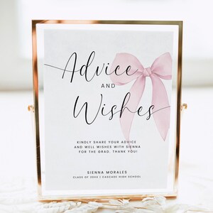 Peut inclure: Un panneau encadr&eacute; avec les mots "Advice and Wishes" en &eacute;criture &eacute;l&eacute;gante, orn&eacute; d'un n&oelig;ud rose &agrave; l'aquarelle. Le panneau comprend un texte invitant les invit&eacute;s &agrave; partager des conseils et des v&oelig;ux pour Sienna Morales, promotion 20XX, Cascade High School.