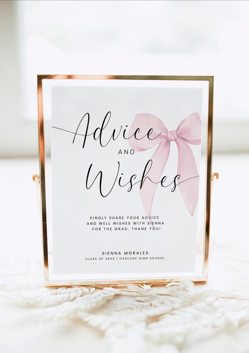 Peut inclure: Un panneau encadr&eacute; avec les mots "Advice and Wishes" en &eacute;criture &eacute;l&eacute;gante, orn&eacute; d'un n&oelig;ud rose &agrave; l'aquarelle. Le panneau comprend un texte invitant les invit&eacute;s &agrave; partager des conseils et des v&oelig;ux pour Sienna Morales, promotion 20XX, Cascade High School.