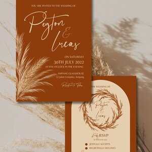 Puede incluir: Una invitaci&oacute;n de boda con fondo marr&oacute;n y dise&ntilde;o floral blanco. La invitaci&oacute;n es para Peyton y Lucas, y dice que la boda se celebrar&aacute; el s&aacute;bado 30 de julio de 2022 a las 5:00 PM en el Ampang Glasshouse en Ampang.