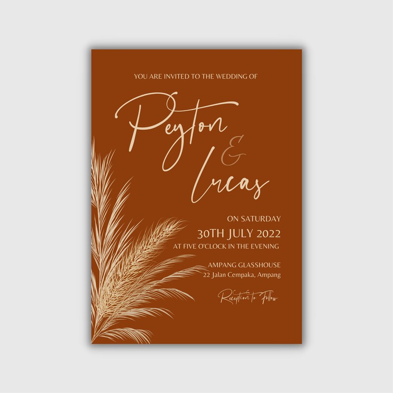 Puede incluir: Una invitaci&oacute;n de boda con fondo marr&oacute;n y dise&ntilde;o floral dorado. La invitaci&oacute;n dice "Est&aacute;n invitados a la boda de Peyton & Ireas el s&aacute;bado 30 de julio de 2022 a las cinco de la tarde. Ampang Glasshouse, 22 Jalan Cempaka, Ampang. Recepci&oacute;n a continuaci&oacute;n."