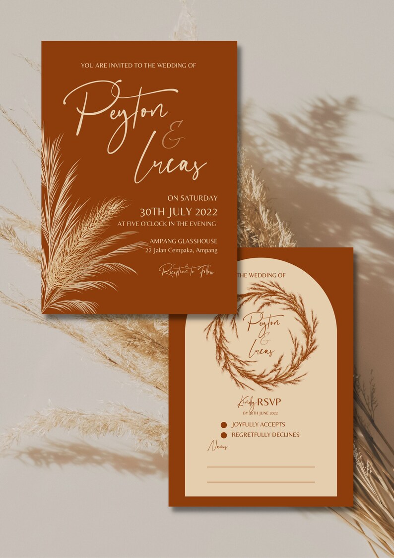 Puede incluir: Una invitaci&oacute;n de boda con fondo marr&oacute;n y dise&ntilde;o floral blanco. La invitaci&oacute;n es para Peyton y Lucas, y dice que la boda se celebrar&aacute; el s&aacute;bado 30 de julio de 2022 a las 5:00 PM en el Ampang Glasshouse en Ampang.