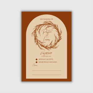 Puede incluir: Una tarjeta RSVP de boda marr&oacute;n y beige con una corona de flores y el texto "The Wedding of Peyton & Lucas" y "Kindly RSVP by 16th June 2022".