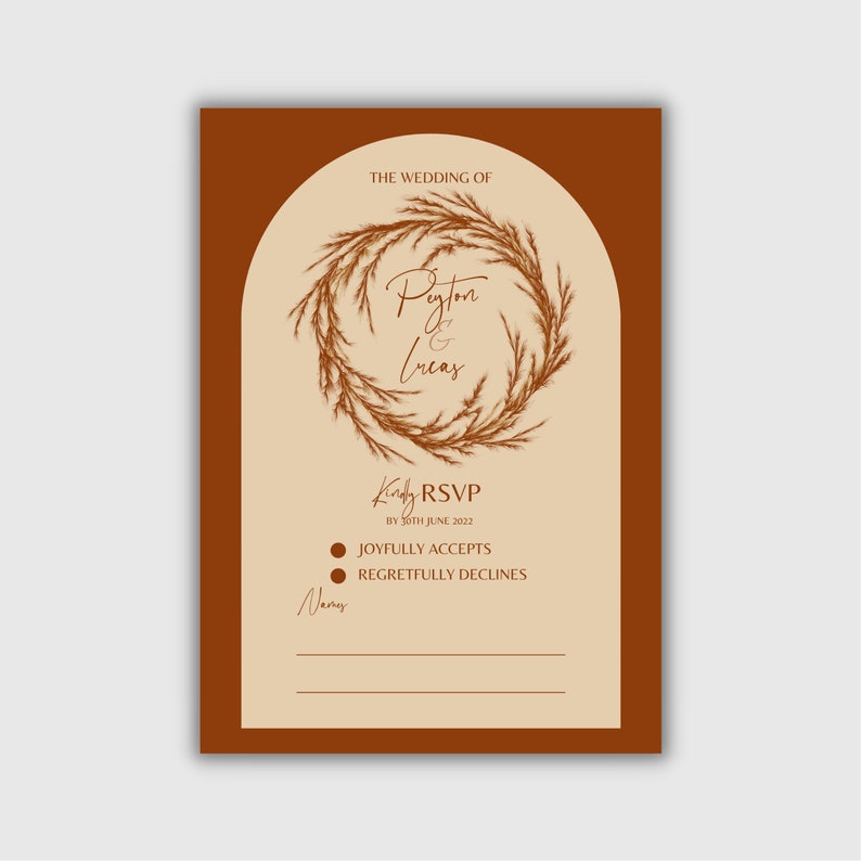 Puede incluir: Una tarjeta RSVP de boda marr&oacute;n y beige con una corona de flores y el texto "The Wedding of Peyton & Lucas" y "Kindly RSVP by 16th June 2022".
