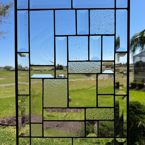 Una hermosa y contemporánea ventana colgante de clase transparente biselada