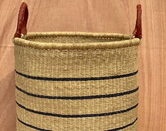 Cesta alta de suelo tejida a mano - para almacenamiento, ropa sucia, mantas, juguetes o árboles - Natural con rayas negras - Cesta Bolga tejida a mano de Ghana