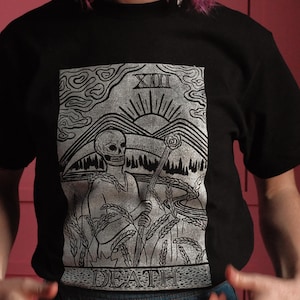 Camisa de manga corta con estampado del Tarot de la Muerte