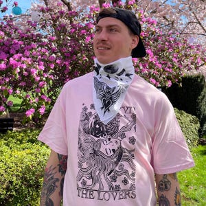 Camisa de manga corta estampada con el Tarot de los amantes