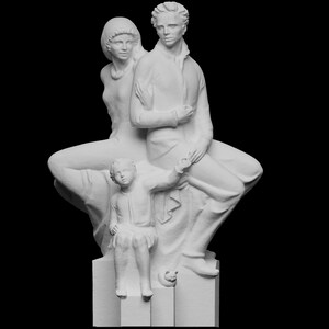 Puede incluir: Una escultura de yeso blanco de una familia. Un hombre, una mujer y un niño están de pie sobre una base. El hombre lleva una chaqueta y pantalones. La mujer lleva un vestido. El niño lleva una camisa y pantalones.
