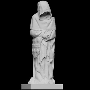 Peut inclure: Une statue monochrome gris clair représentant une silhouette encapuchonnée vêtue d'une longue robe. La silhouette tient un bouclier rectangulaire orné de trois emblèmes circulaires sur le côté. La sculpture repose sur une base rectangulaire.