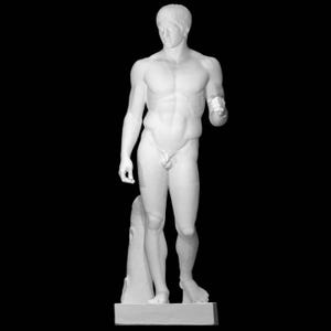 Può includere: Statua in marmo bianco di una figura maschile nuda, in piedi su una base rettangolare. La statua ha uno stile classico, con muscolatura dettagliata e un'espressione serena. La figura tiene un oggetto nella mano destra.