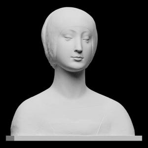 Puede incluir: Busto blanco de una mujer con expresión serena, con un tocado. La escultura se encuentra sobre un fondo negro, resaltando los detalles del rostro y los hombros. El busto está montado sobre una base rectangular blanca.
