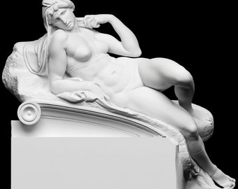 Puede incluir: Una escultura de mármol blanco de una figura femenina reclinada. La figura está cubierta con tela y tiene una pose relajada.