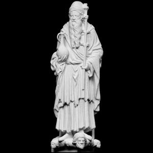 Könnte beinhalten: Eine weiße Statue einer bekleideten Figur mit langem Bart, die eine Kanne und einen Stab hält. Die Figur steht auf einem Sockel mit geformten Gesichtern, vor schwarzem Hintergrund.