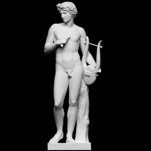 Peut inclure: Une statue en marbre blanc d'un homme nu tenant une lyre. La figure est debout, une jambe légèrement en avant et l'autre jambe droite. La figure porte une couronne de laurier sur la tête. La lyre est un instrument de musique à cordes avec un corps arrondi et un long manche.