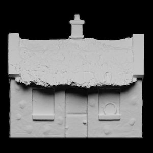 Op de afbeelding: Een miniatuur, getextureerd huisje model met een rieten dak, twee ramen, een deur en een schoorsteen. Het huisje is lichtgrijs van kleur en staat tegen een zwarte achtergrond. De ramen zijn rechthoekig.