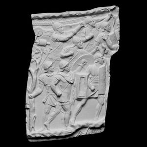 Puede incluir: Una escultura en relieve blanca que representa una escena de batalla con varias figuras con cascos y armaduras. Las figuras están involucradas en combate, algunas sosteniendo armas y escudos. La obra de arte es detallada y sugiere un tema histórico o mitológico.