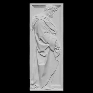 Könnte beinhalten: Weißes Relief einer bekleideten Figur, möglicherweise eines Heiligen oder Philosophen, mit Bart und drapierten Gewändern. Die Figur befindet sich in einem rechteckigen Rahmen, mit gesenktem Kopf und in kontemplativer Pose. Die Skulptur vor schwarzem Hintergrund.