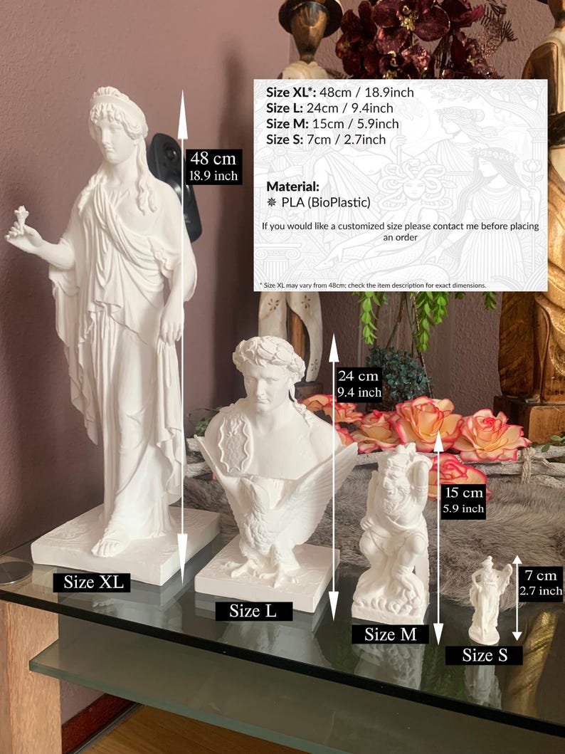 Może przedstawiać: Kolekcja białych posąg&oacute;w z PLA (BioPlastic) w r&oacute;żnych rozmiarach. Największy posąg ma 48 cm wysokości, a najmniejszy 7 cm. Posągi obejmują pełną figurę, popiersie ze skrzydłami i dwie inne figury.