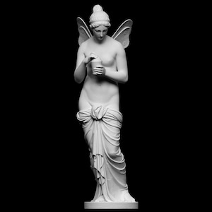 Puede incluir: Una estatua de mármol blanco de una mujer con alas sosteniendo una pequeña copa. La estatua está de pie sobre un pedestal.