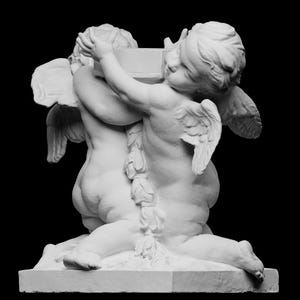Könnte beinhalten: Zwei weiße Cherub-Statuen mit Flügeln, die einen quadratischen Sockel halten, auf einem weißen Sockel.