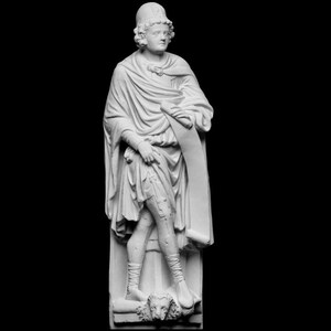 Puede incluir: Escultura blanca de una persona con vestimenta clásica, sosteniendo un pergamino. La figura lleva un casco y túnicas drapeadas, con una pierna ligeramente adelantada. La escultura está sobre un fondo negro.