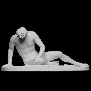Könnte beinhalten: Eine weiße Skulptur einer liegenden Figur, möglicherweise eine klassische Darstellung. Die Figur ist nackt, mit detaillierter Muskulatur und einem nachdenklichen Ausdruck. Die Skulptur ruht auf einem rechteckigen Sockel vor schwarzem Hintergrund.