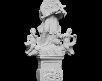 Könnte beinhalten: Eine weiße Marmorstatue eines Heiligen, der ein Kreuz hält, steht auf einem Sockel mit zwei Engeln auf jeder Seite. Die Statue steht vor einem schwarzen Hintergrund.
