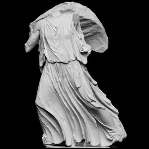 Può includere: Scultura in marmo bianco di una figura alata, senza testa. La figura è drappeggiata in abiti fluenti, con un braccio teso e una grande ala strutturata. La scultura è su sfondo nero.