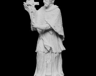 Könnte beinhalten: Weiße Gipsstatue einer Person, die ein Kreuz hält. Die Person trägt eine Robe und einen Hut. Die Statue steht auf einem Sockel.