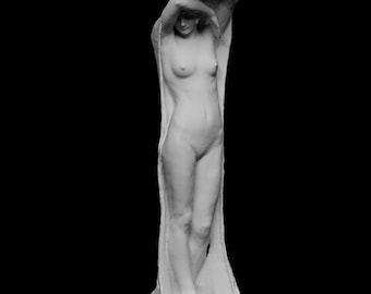 Puede incluir: Una escultura de mármol blanco de una mujer desnuda de pie con los brazos levantados por encima de la cabeza, sosteniendo un trozo de tela sobre su cabeza.