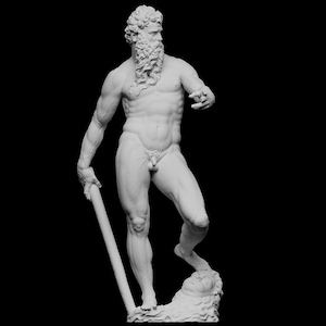 Op de afbeelding: Een wit marmeren beeld van een naakte mannelijke figuur met een lange baard, die een staf in zijn rechterhand vasthoudt. Het beeld staat op een sokkel met een gebeeldhouwd hoofd aan de onderkant.