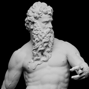 Op de afbeelding: Een wit gipsen beeld van een man met een lange baard en krullend haar. Het beeld is een buste van een man van hoofd tot schouders.