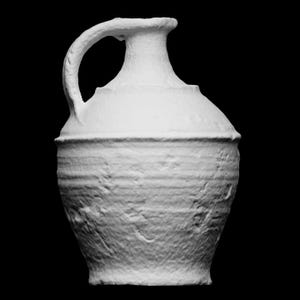 Può includere: Una brocca in ceramica bianca con manico e base larga. La brocca ha una superficie strutturata con disegni in rilievo e un bordo leggermente svasato. Il manico è curvo e attaccato alla parte superiore.