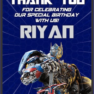 Könnte beinhalten: Vielen Dank, dass Sie unseren besonderen Geburtstag mit uns gefeiert haben! Ryan. Ein blauer und roter Roboter mit einem Schwert steht vor einem blauen und schwarzen Hintergrund mit einem Wabenmuster.