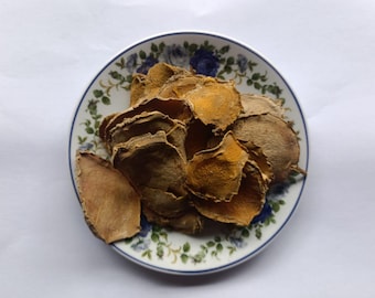 Natuurlijke temulawak Javaanse kurkuma: gedroogde plakjes en puur poeder. Authentiek Indonesisch Jamu-kruid voor traditionele kruidenthee, wellnessbrouwsel