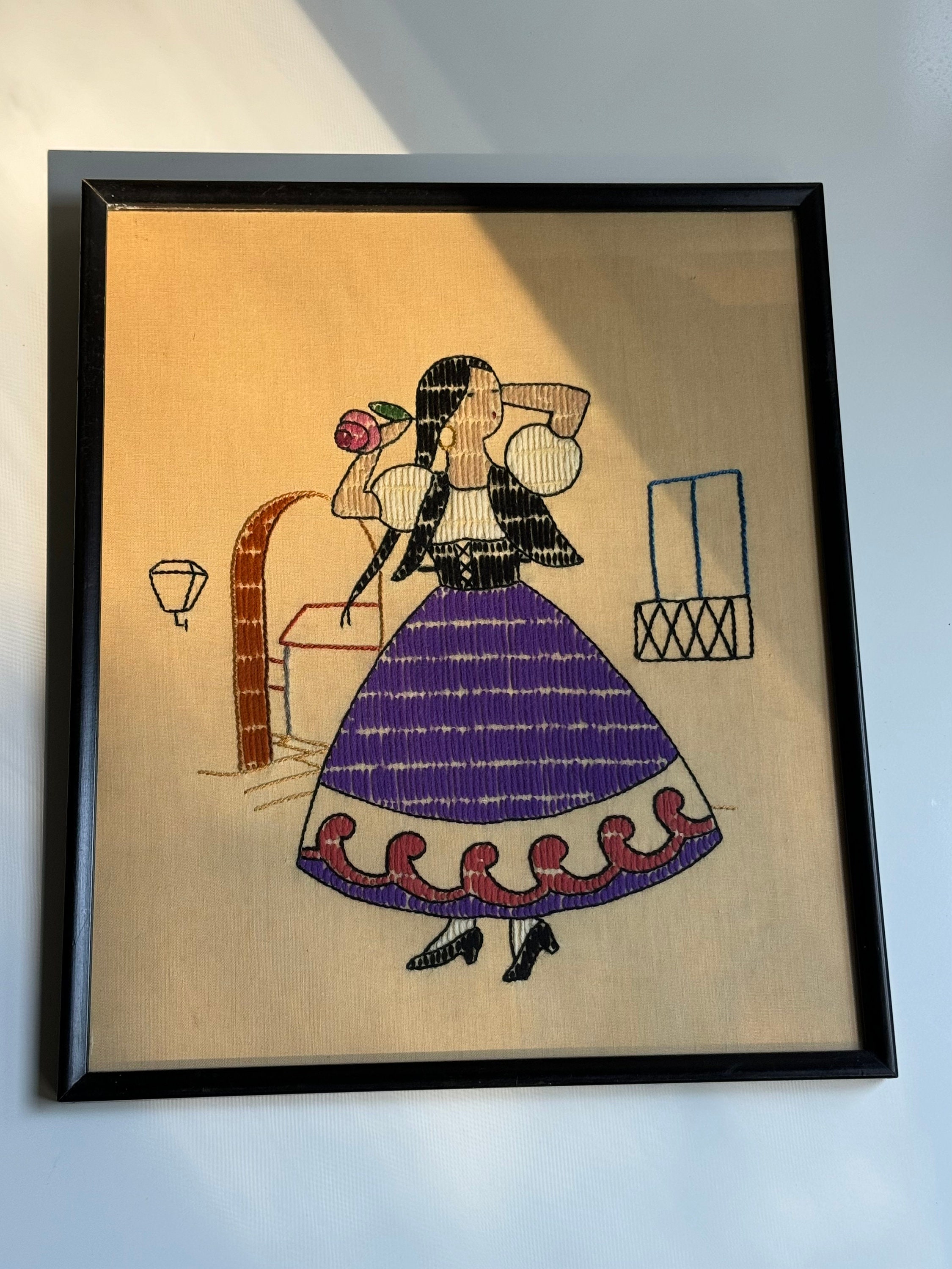 Broderie Crewel Encadrée - Village Et église - Fait Main - Vintage US