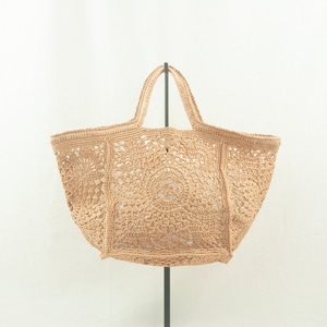 Handgeweven draagtas van raffia: gehaakt bloemmotief, zomershopper