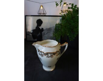 Angèle is a soy wax candle, poured by hand, in a large milk jar found in Limoges porcelain. The model is unique.