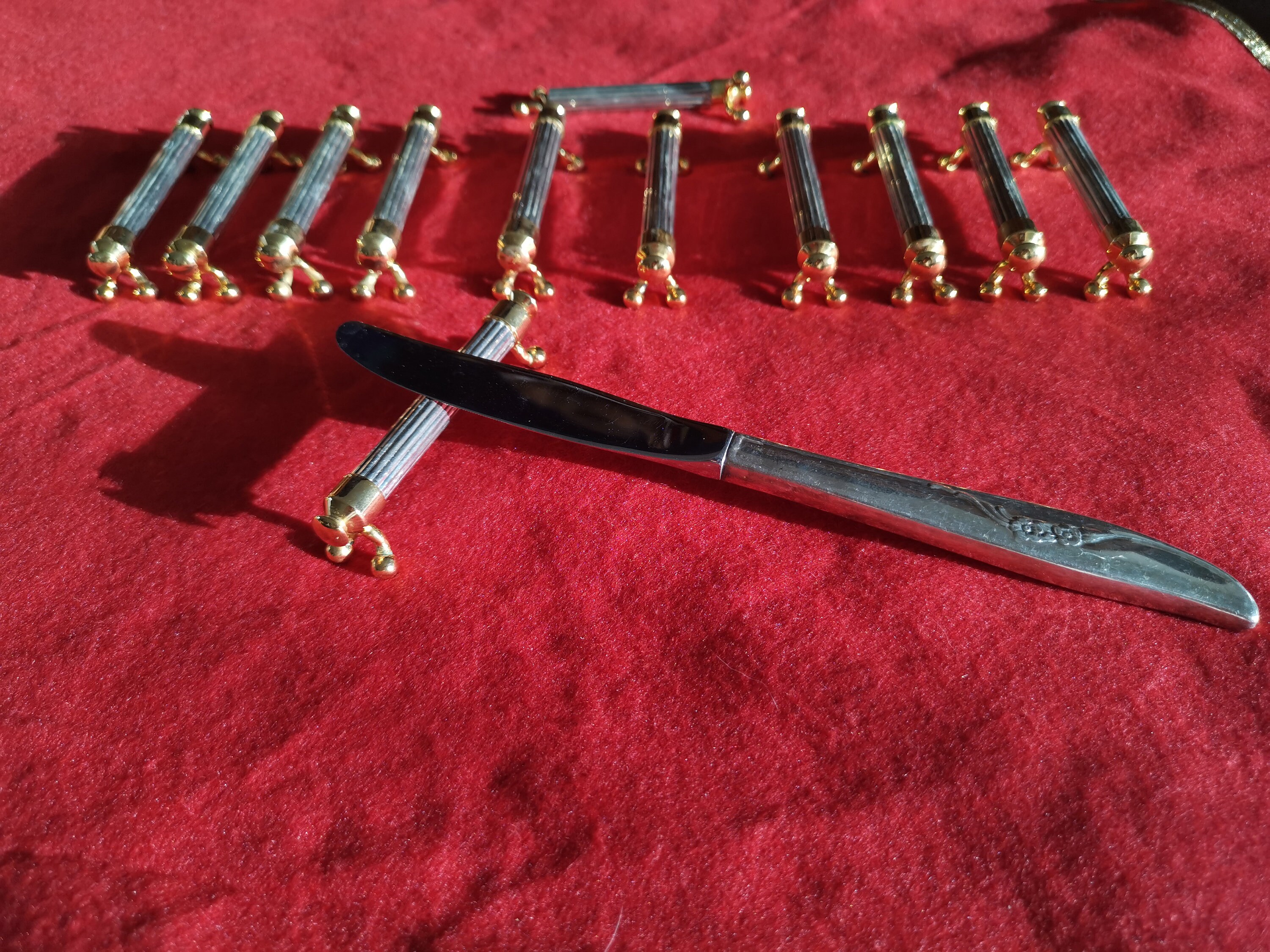 Lot de 12 Portes Couteaux Métal et Dorure Olivier Saint Honoré Paris