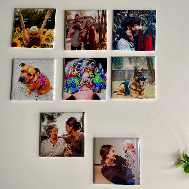 K&ouml;nnte beinhalten: Eine Collage aus acht quadratischen Fotos mit verschiedenen Motiven, darunter ein Familienportr&auml;t, ein Paar, ein Hund, ein Kind mit bunter Farbe auf den H&auml;nden, eine Frau, die ein Baby h&auml;lt, und zwei Frauen, die sich gegenseitig anl&auml;cheln.