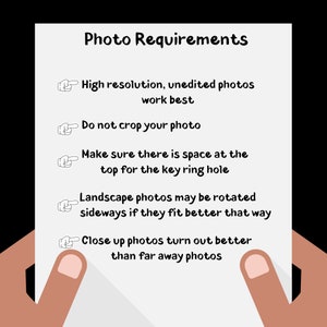 K&ouml;nnte beinhalten: Ein wei&szlig;es Blatt Papier mit der &Uuml;berschrift "Photo Requirements" und Anweisungen zum Fotografieren von Produkten. Das Papier wird von zwei H&auml;nden gehalten. Der Text enth&auml;lt Tipps zu Aufl&ouml;sung, Zuschneiden und Platz f&uuml;r ein Schl&uuml;sselringloch.