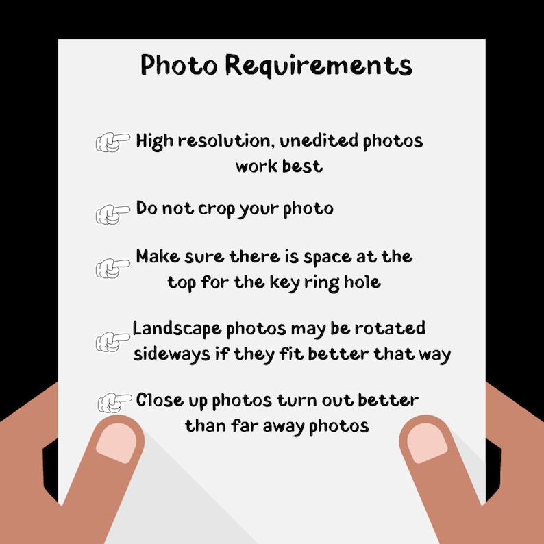 K&ouml;nnte beinhalten: Ein wei&szlig;es Blatt Papier mit der &Uuml;berschrift "Photo Requirements" und Anweisungen zum Fotografieren von Produkten. Das Papier wird von zwei H&auml;nden gehalten. Der Text enth&auml;lt Tipps zu Aufl&ouml;sung, Zuschneiden und Platz f&uuml;r ein Schl&uuml;sselringloch.