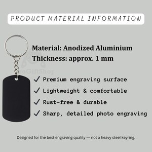 K&ouml;nnte beinhalten: Schwarzer Schl&uuml;sselanh&auml;nger aus eloxiertem Aluminium mit silbernem Schl&uuml;sselring und Kette. Die Produktinformationen besagen, dass er leicht, rostfrei und langlebig ist und eine hochwertige Gravuroberfl&auml;che hat. Der Text lautet "PRODUCT MATERIAL INFORMATION".