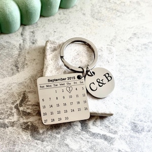 Personalised Calendar Keyring – Engraved Date & Name | Stainless Steel Keychain | Wedding, Anniversary, Birthday, Couple Gift