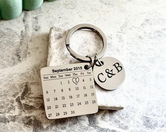Personalised Calendar Keyring – Engraved Date & Name | Stainless Steel Keychain | Wedding, Anniversary, Birthday, Couple Gift
