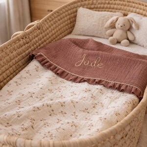 Couverture bébé personnalisée - plaid écru et chataigne fleurs naissance brodé fait main avec froufrou - gaze de coton imagem 4